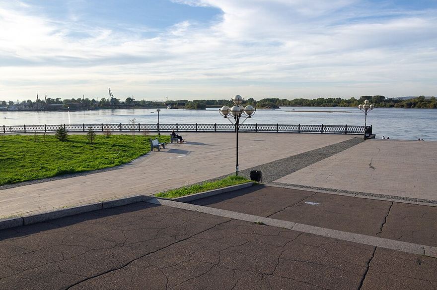 Набережная Ангары в Иркутске, вечерняя прогулка вдоль воды